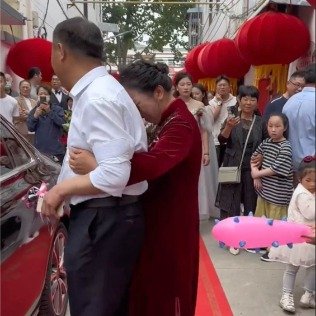 女儿出嫁妈妈躲爸爸身后哭成泪人