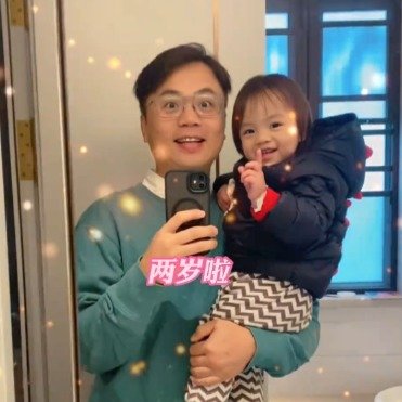 爸爸抱着女儿拍视频晃着晃着就长大了