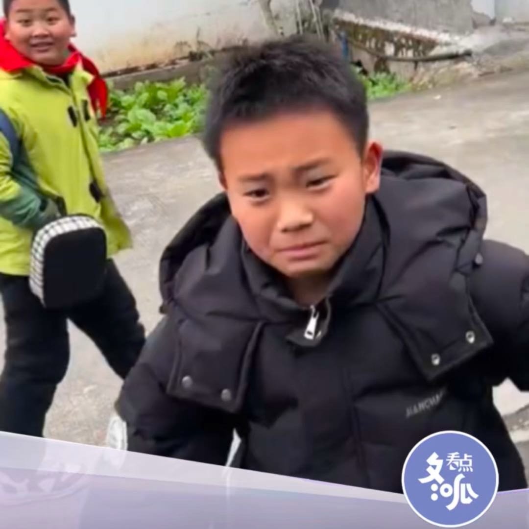 男孩时隔半年见到妈妈表情令人破防