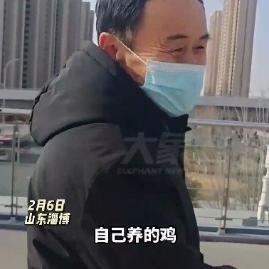爷爷攒十余天自家鸡下的蛋送孙子
