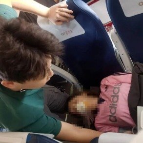 医学生回应飞机上救人被送锦旗