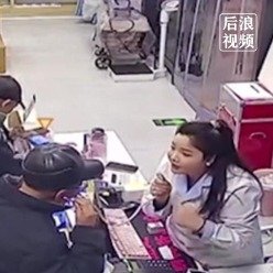 店员遇耳背大爷拿药巧用听诊器交流