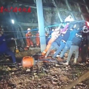 轿车侧翻众人合力抬车救出被困2人