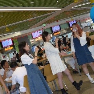 上海大学生用歌声打开毕业季
