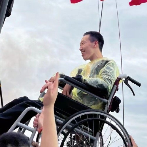 高平音乐节被托举的轮椅男孩发声