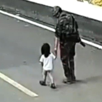 女童与家人走散执勤哨兵暖心相助