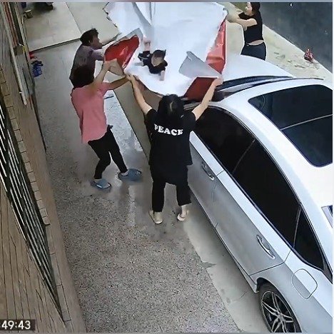 3岁孩子坠楼被邻居合力撑布接住