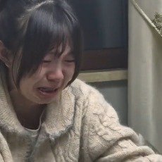 女孩打麻将被朋友胡到哭