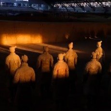 阳光下秦兵马俑仿佛披上金色铠甲