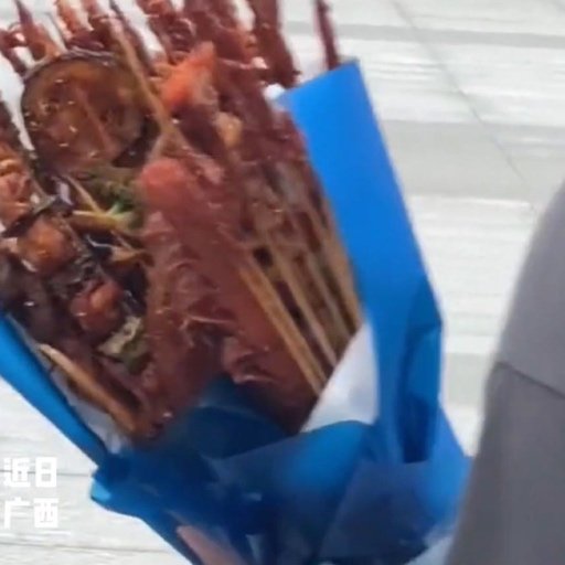 女生手捧烧烤花束送大四毕业同学