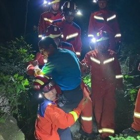 蓝朋友接力公主抱救出深山被困老人