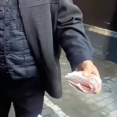 大妈晒被子弄丢大爷藏被子里的万元现金