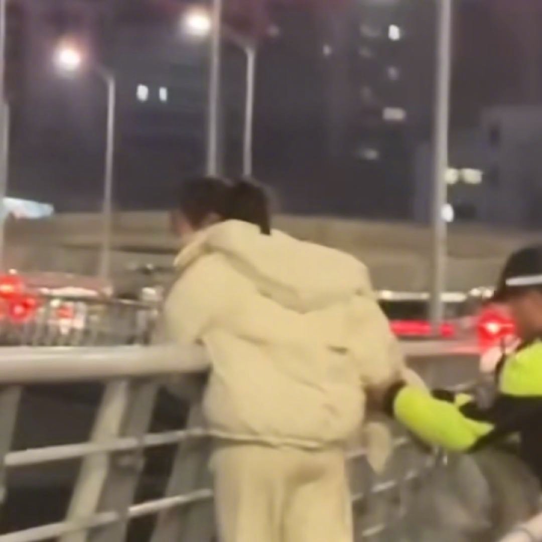 的哥和乘客神同步冲下车救人