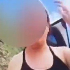 逆行超车被逼停车主猛踹对方摩托