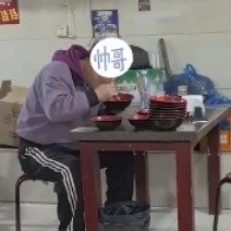 小伙炫10碗格拉条还要被老板拦下