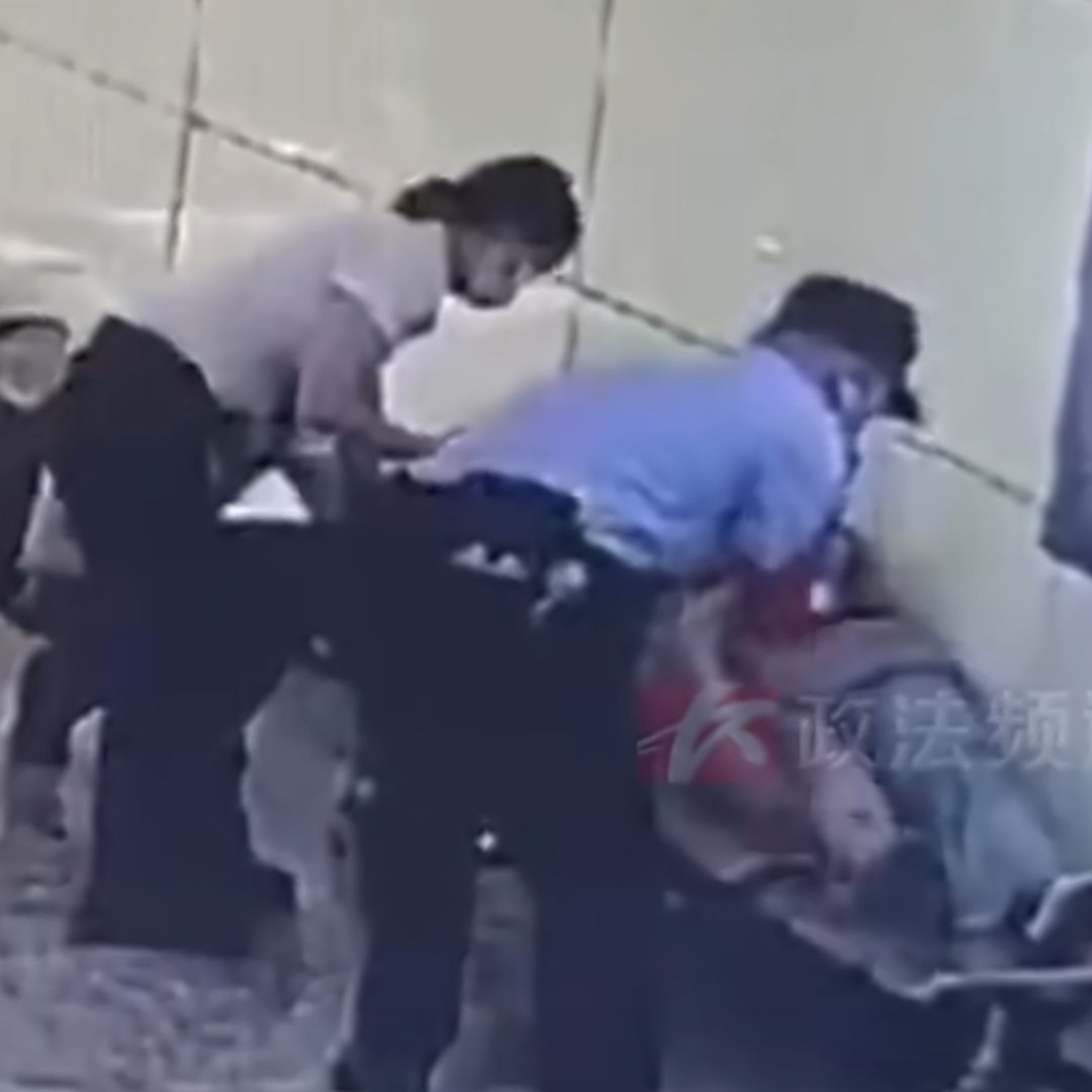 7旬老人地铁站突发疾病车站紧急救援
