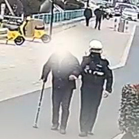 警员们暖心护送八旬摔倒老人