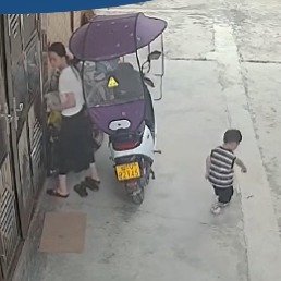 小孩哥激动踩蛇吓得妈妈手抖脚软
