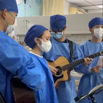 大学生在ICU病房开演唱会疗愈患儿