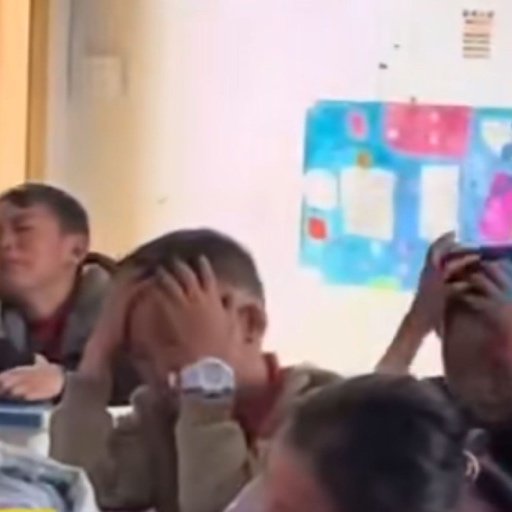 小学生唱歌唱着唱着全班一起痛哭