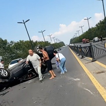路遇翻车洛阳大哥拔刀相助割开安全带