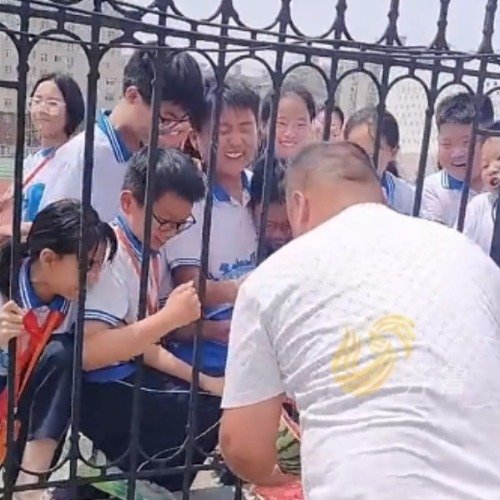 摊主免费投喂小学生西瓜被叫帅哥美女
