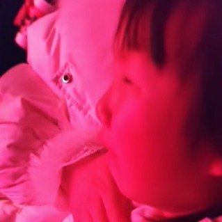 3岁女孩看到哪吒没有抱妈妈伤心大哭