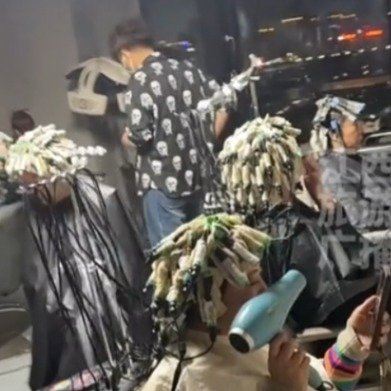 过年前理发店放眼望去全是羊毛卷
