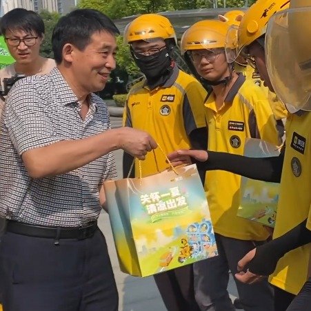 洛阳高温天为户外工作者送清凉