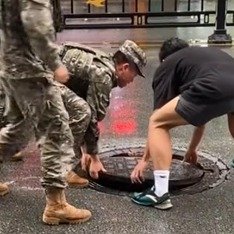 井盖被车流压移位男子徒手搬回