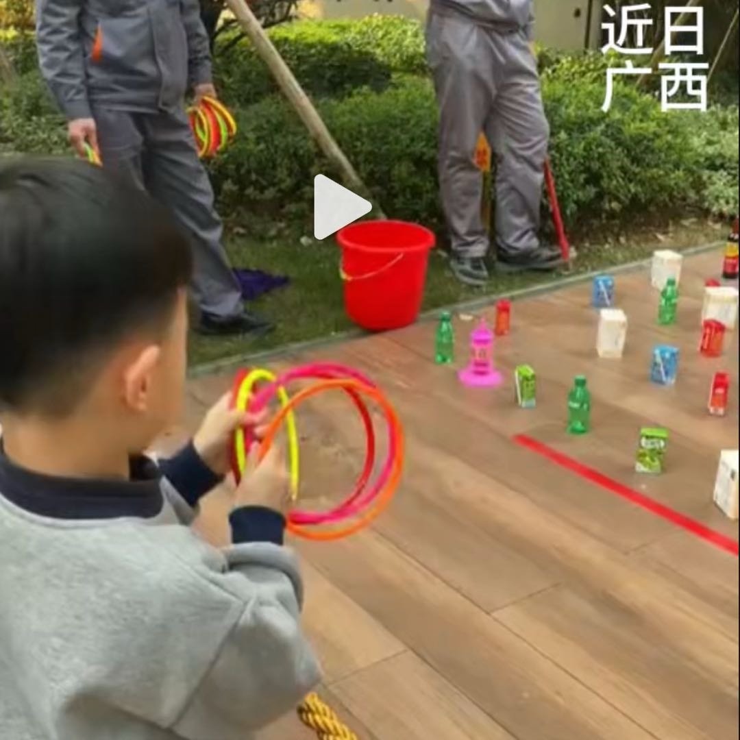 萌娃只用1个圈就套走物业特等奖