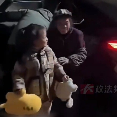 夫妻凌晨4点才到家父母放鞭炮迎接