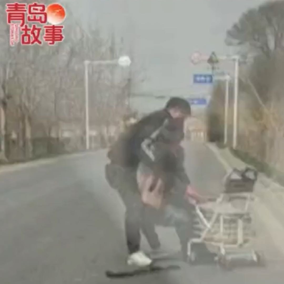 老人马路摔倒青岛小伙飞奔搀扶