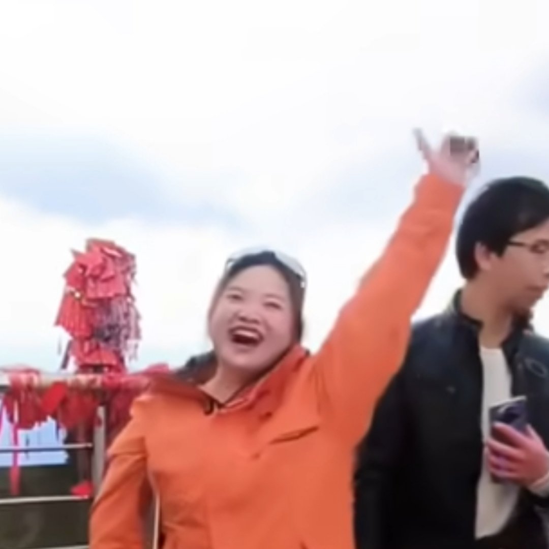 独腿女孩拄拐杖9小时爬山登顶