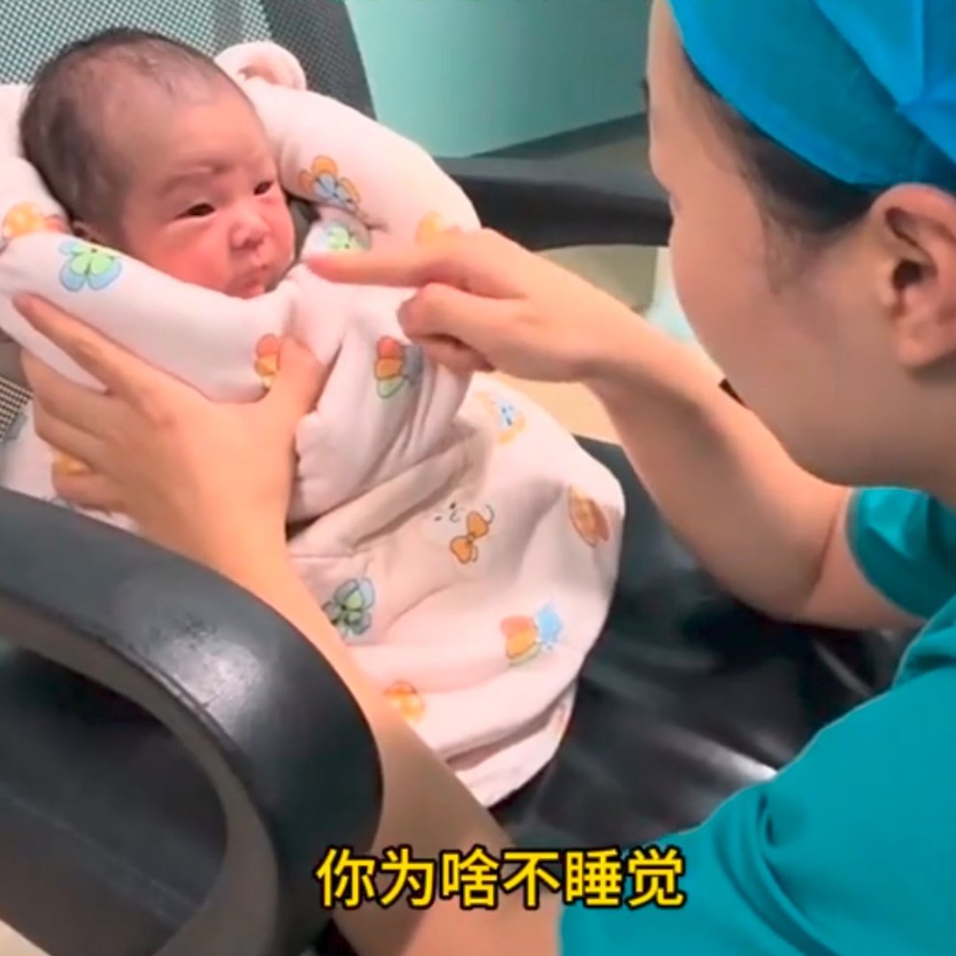宝宝大晚上不睡觉被上思想课