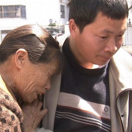 男子离家18年妈妈接他回家