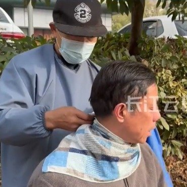 七旬老兵春节理发只收5元不肯涨价