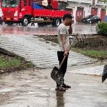 丈夫冒雨帮农户收粮食妻子秒变迷妹