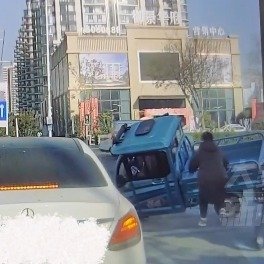 三轮车快要侧翻男子立马下车帮扶
