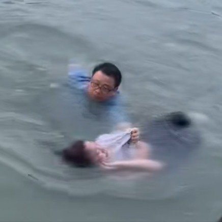 女孩落水52岁老师教科书式救人