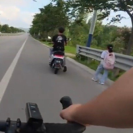 两男子相互试探一路共护女孩回家