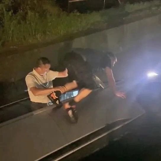 金华勇士暴雨夜破窗托举溺水司机