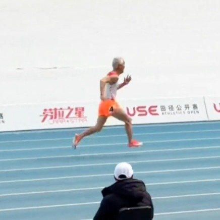 72岁大爷硬核冲刺100米