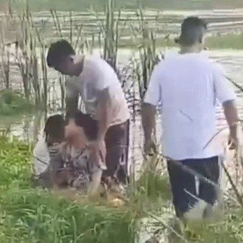 小伙激流中救落水女孩后默默离开