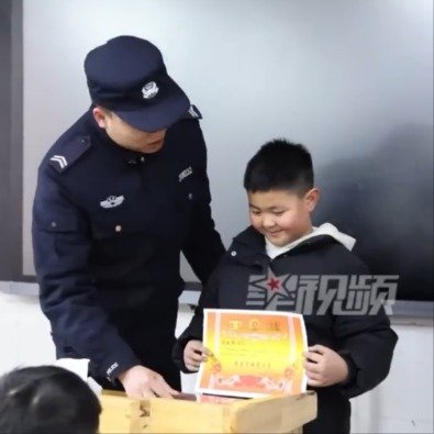 小学生捡手机送派出所民警到校表扬