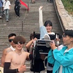 6名陪爬助力患骨癌截肢女孩登顶泰山