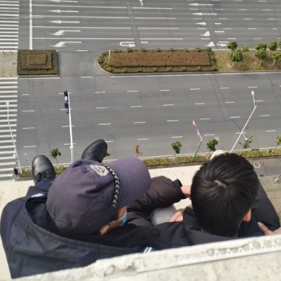 男子17楼欲轻生保安耐心并坐11分钟