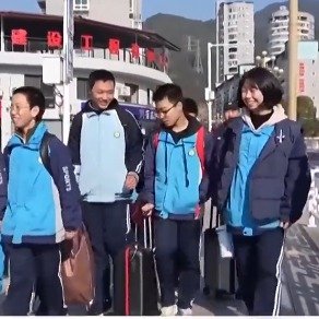 别人的校车是大巴我们的是复兴号