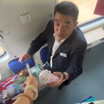 给列车员送酸奶被回请全车最贵零食