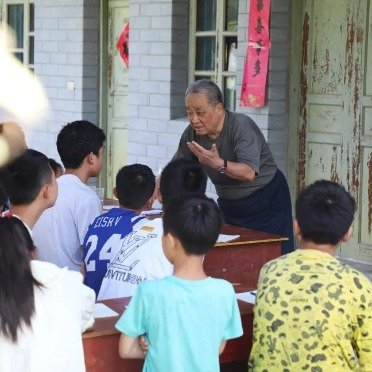 重庆退休教授在贵州当上了坝坝老师